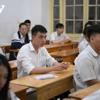 ĐIỂM CHUẨN ĐẠI HỌC 2025 "TỤT SÂU": NHIỀU KHỐI XÉT TUYỂN GIẢM TỚI 3 ĐIỂM