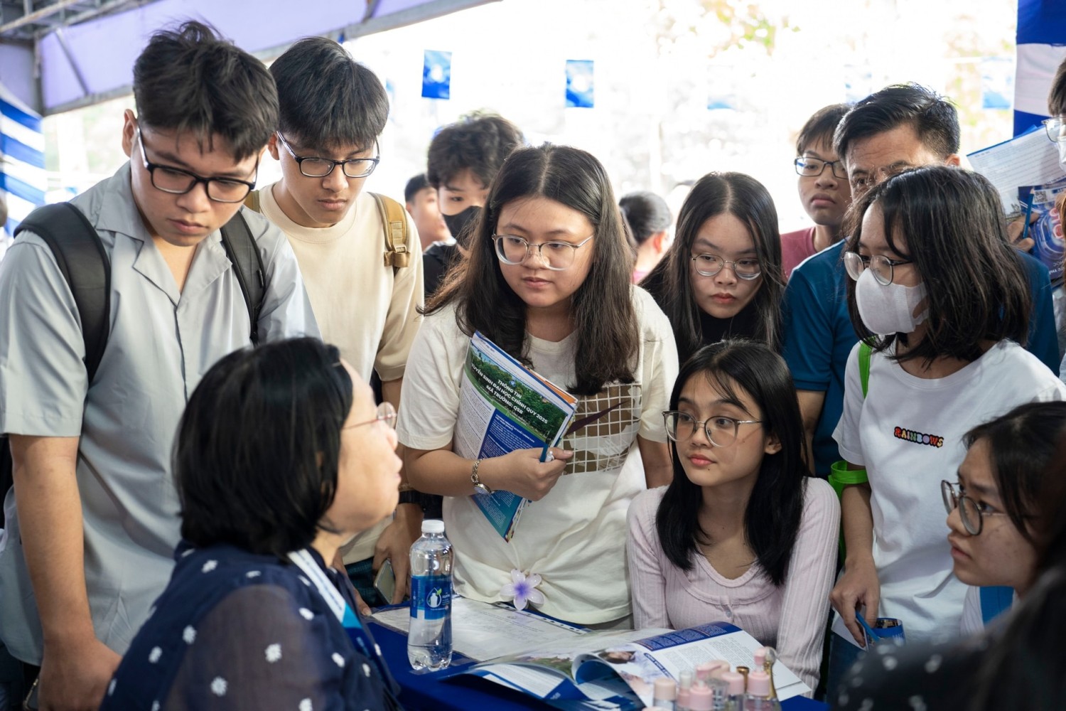 TUYỂN SINH ĐẠI HỌC 2025: THU HÚT THÍ SINH BẰNG HỌC BỔNG HẤP DẪN