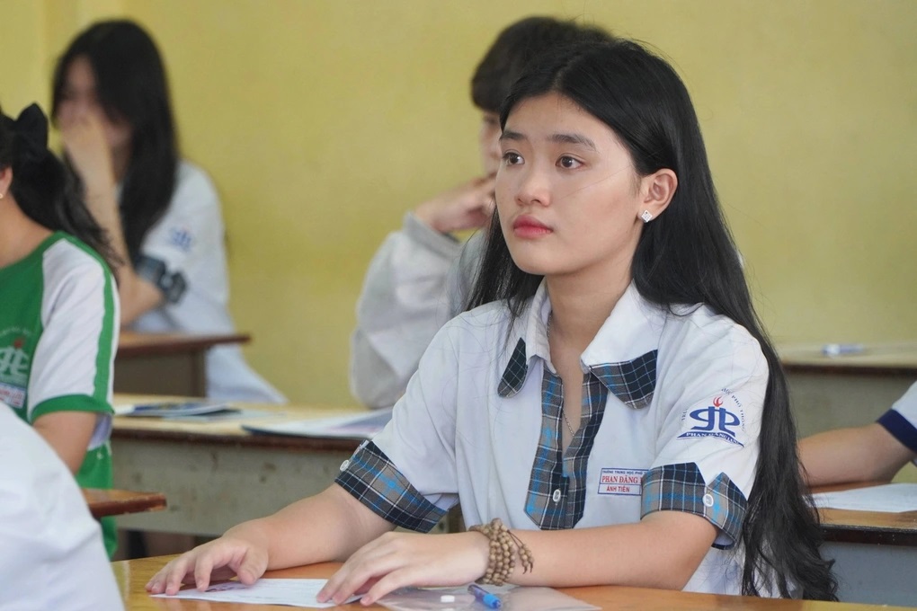 NHÌN LẠI ĐỀ THI TỐT NGHIỆP THPT 2025: MÔN TOÁN VÀ TIẾNG ANH QUÁ MỚI, QUÁ KHÓ ĐỂ LÀM GÌ?
