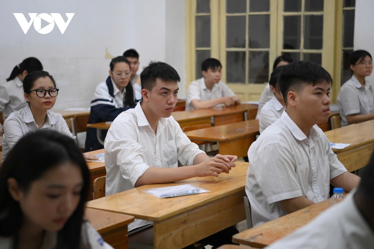 ĐIỂM CHUẨN ĐẠI HỌC 2025 "TỤT SÂU": NHIỀU KHỐI XÉT TUYỂN GIẢM TỚI 3 ĐIỂM