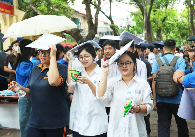 TUYỂN SINH ĐẠI HỌC 2025: KHI ẢO NHIỀU HƠN THẬT